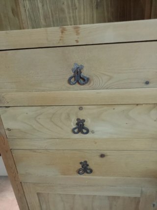 Mueble de madera con cajones y puerta