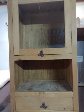 Mueble de madera con cajones y puerta