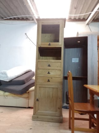 Mueble de madera con cajones y puerta