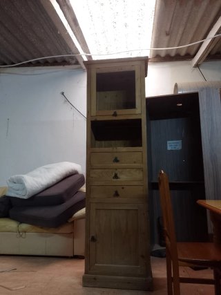 Mueble de madera con cajones y puerta