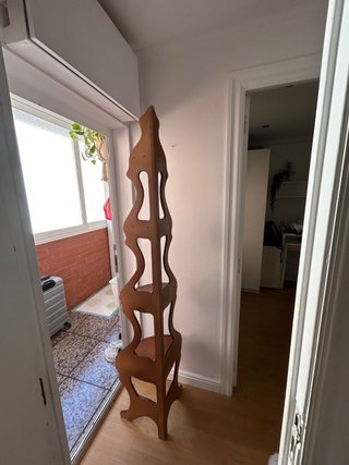 Estantería de esquina de madera