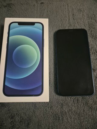 iPhone 12 256GB Azul con 8 fundas y una batería