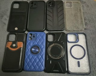 iPhone 12 256GB Azul con 8 fundas y una batería