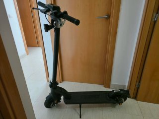 Patinete eléctrico negro