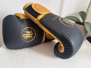 Guantes de boxeo negros y dorados talla 12