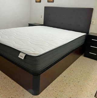 Base de cama con colchón y cabecero