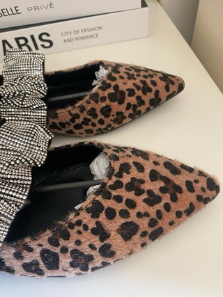 Zapatos planos leopardo con tira strass