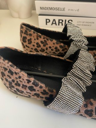 Zapatos planos leopardo con tira strass