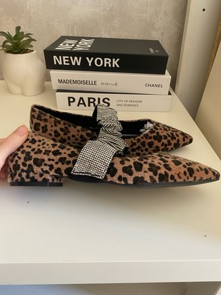 Zapatos planos leopardo con tira strass