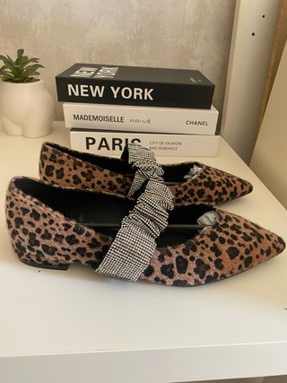 Zapatos planos leopardo con tira strass