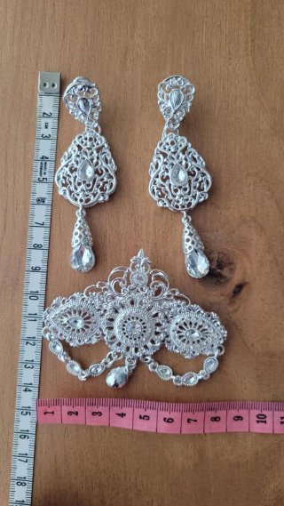 Nuovo set di accessori per fallera, huertana, alicantina... Orecchini e spilla in ARGENTO per adulti o adolescenti, misure nelle foto, nel mio profilo ho altri colori, mantille, leotardi, cancan per bambini... Spedizioni rapide o consegna a mano, vedi la mia posizione (Valencia capitale)