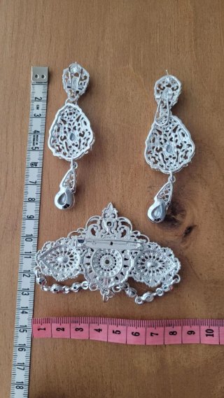 Nuovo set di accessori per fallera, huertana, alicantina... Orecchini e spilla in ARGENTO per adulti o adolescenti, misure nelle foto, nel mio profilo ho altri colori, mantille, leotardi, cancan per bambini... Spedizioni rapide o consegna a mano, vedi la mia posizione (Valencia capitale)