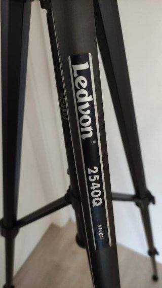 Trípode cámara/vídeo Ledvon 2540Q + funda original