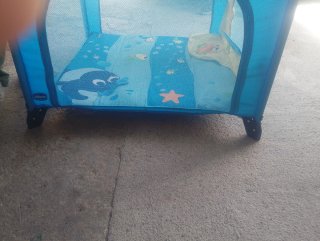 Parque infantil azul con diseño marino