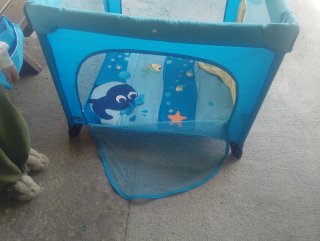 Parque infantil azul con diseño marino