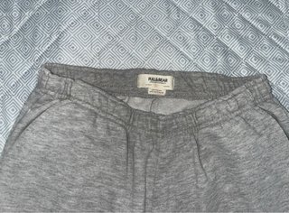 Pantalón de chándal gris con tobillo fruncido