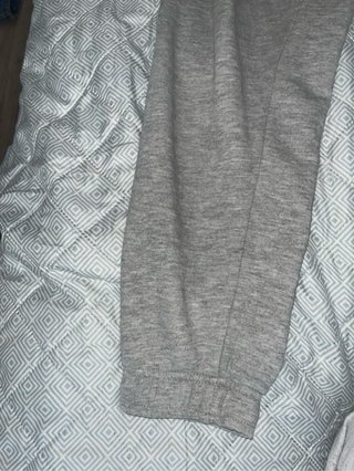 Pantalón de chándal gris con tobillo fruncido