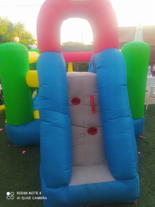 Castillo hinchable con tobogán