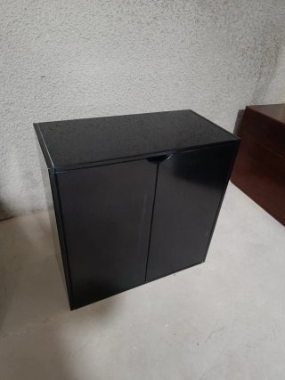 Armario negro 2 puertas con estantes