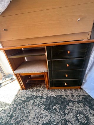 Escritorio madera con cajones y asiento