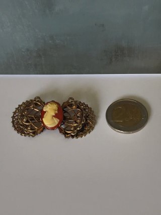 Broche vintage en forma de lazo con camafeo
