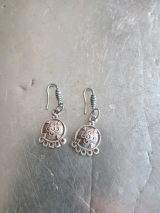 Pendientes plateados con diseño floral