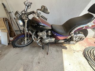 Moto Cruiser Negra y Morada documentada