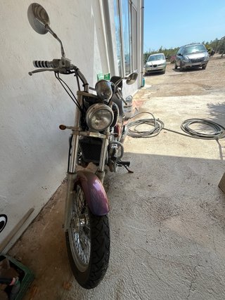 Moto Cruiser Negra y Morada documentada
