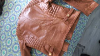 Chaqueta de cuero marrón para mujer