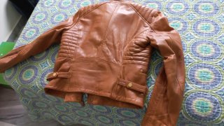 Chaqueta de cuero marrón para mujer