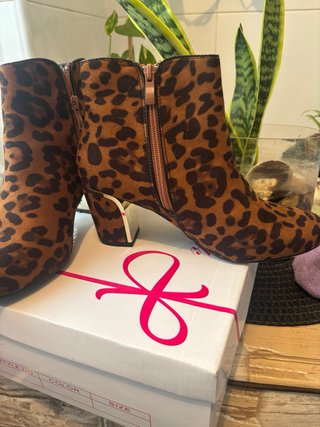Botines leopardo tacón detalle metálico dorado