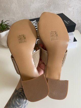 Sandalias beige tacón bajo