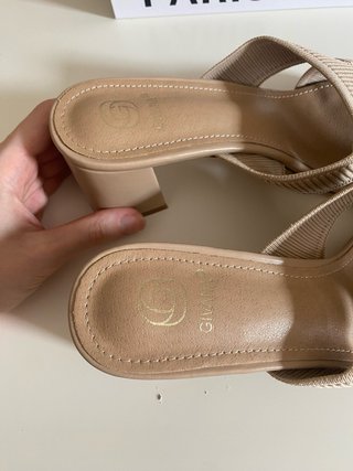 Sandalias beige tacón bajo
