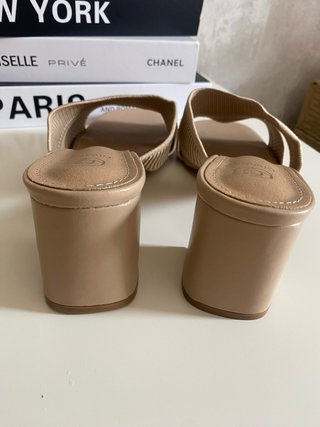Sandalias beige tacón bajo