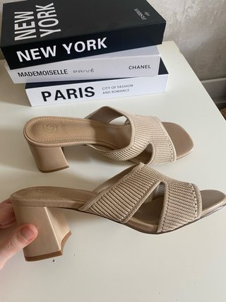 Sandalias beige tacón bajo