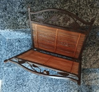 Revistero antiguo de metal y bambú