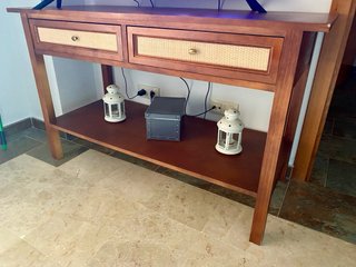 Mueble consola TV madera y ratán.