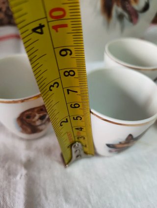 Licorera y vasos decorados con perros