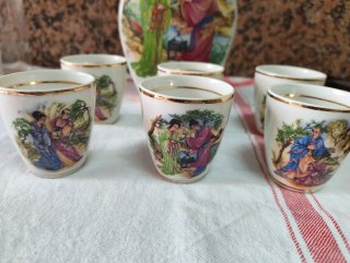 Licorera de porcelana con vasos