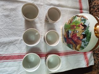 Licorera de porcelana con vasos