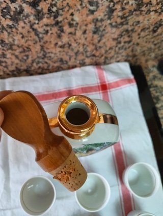 Licorera de porcelana con vasos