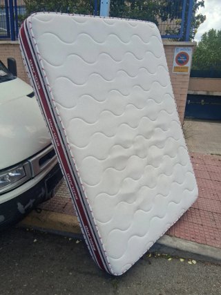 Canapé abatible blanco de madera con colchon visco