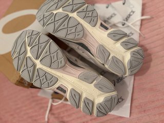 Zapatillas Asics gris y beige