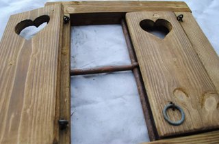 Finestrella rustica con cuori in legno