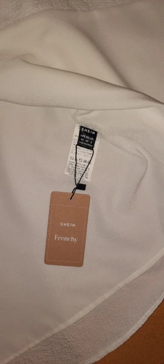 Abito bianco con bottoni nuovo.