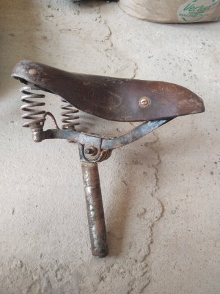 Sillín antiguo de cuero