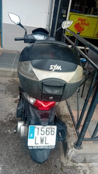 SYM Scooter Negro