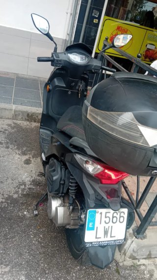 SYM Scooter Negro