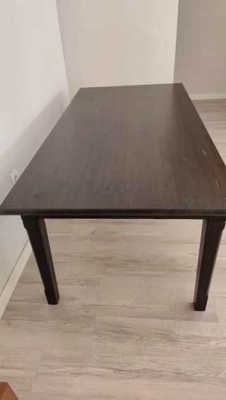 Mesa de comedor de madera oscura