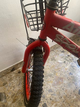 Bicicleta infantil mediana con ruedines